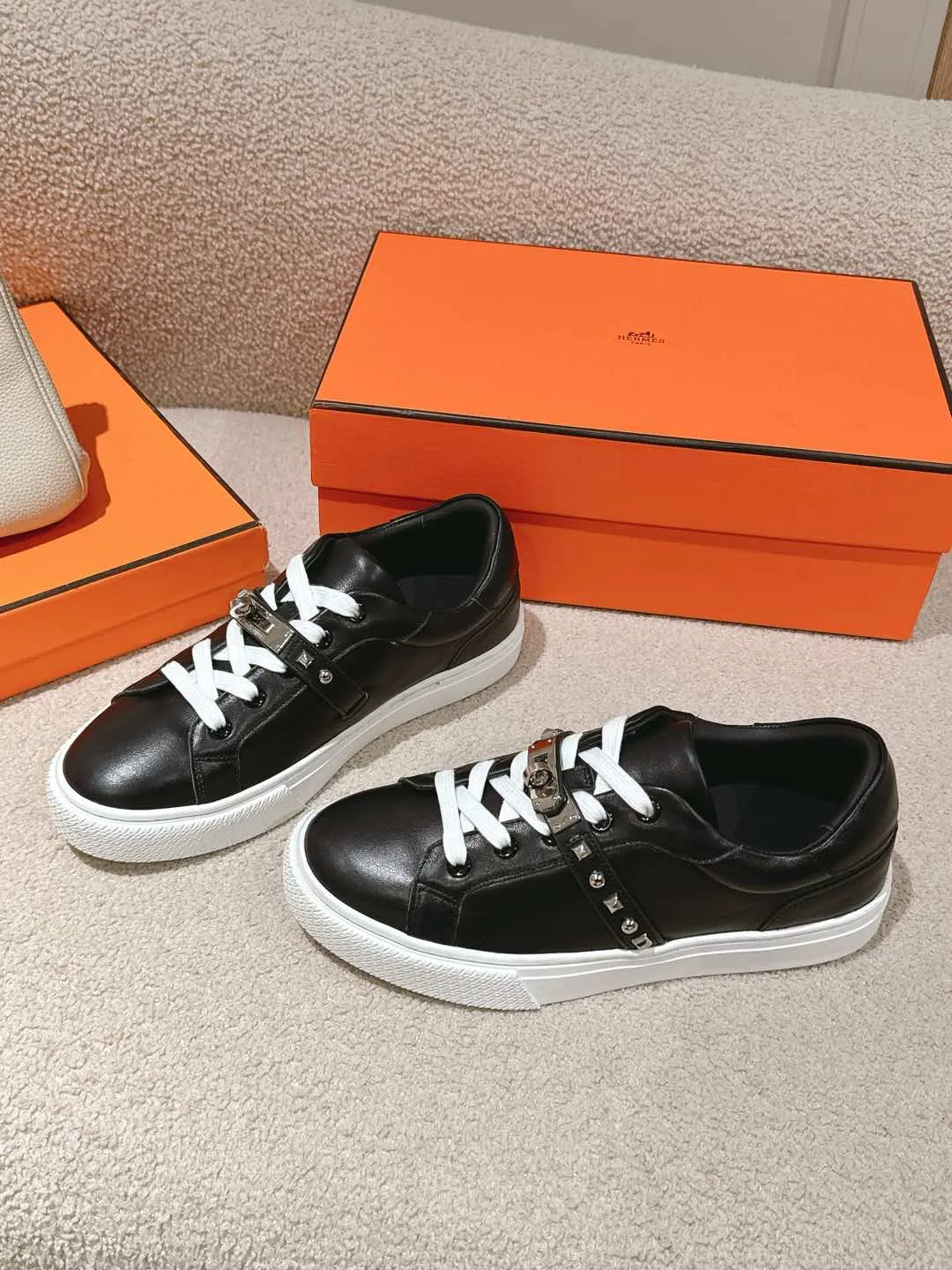 👟👟Ex-factory price 600👟👟Hermes top version couple model Epsom calfskin and calfskin loafer style lace-up sneakers, with functional rose gold-plated Kelly shoe buckles. Create a stylish urban look. Fabric: Specific cowhide/canvas material Lining: Sheepskin lining Outsole: Original molded TPU outsole Size: 35-45